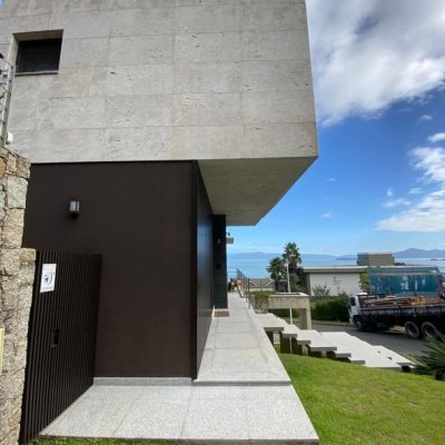 Casa em Condomínio com 323m², 3 quartos (sendo 3 suítes), 4 garagens, no bairro Cacupé em Florianópolis