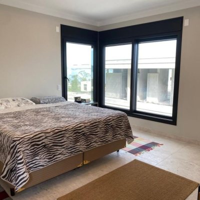 Casa em Condomínio com 323m², 3 quartos (sendo 3 suítes), 4 garagens, no bairro Cacupé em Florianópolis