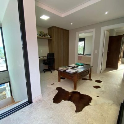 Casa em Condomínio com 323m², 3 quartos (sendo 3 suítes), 4 garagens, no bairro Cacupé em Florianópolis