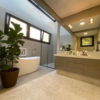 Casa em Condomínio com 323m², 3 quartos (sendo 3 suítes), 4 garagens, no bairro Cacupé em Florianópolis