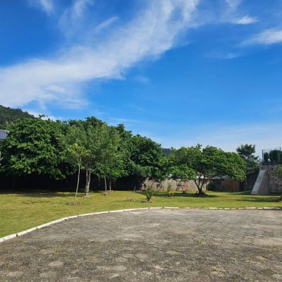 Casa em Condomínio com 365m², 3 quartos (sendo 3 suítes), 2 garagens, no bairro Rio Tavares em Florianópolis