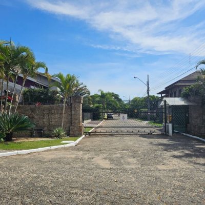Casa em Condomínio com 365m², 3 quartos (sendo 3 suítes), 2 garagens, no bairro Rio Tavares em Florianópolis