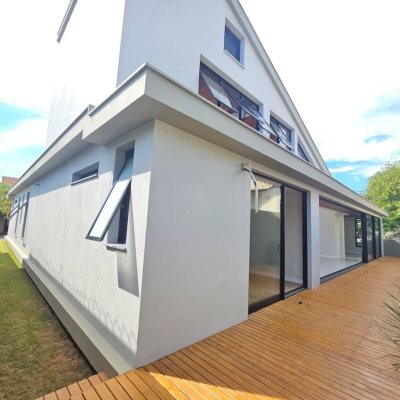 Casa em Condomínio com 365m², 3 quartos (sendo 3 suítes), 2 garagens, no bairro Rio Tavares em Florianópolis