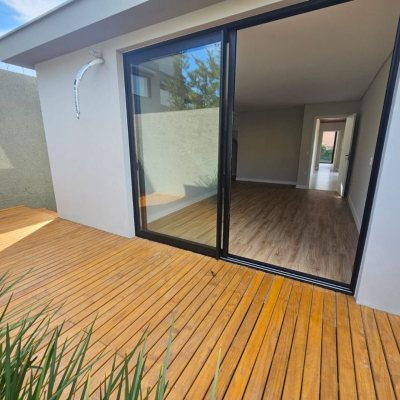Casa em Condomínio com 365m², 3 quartos (sendo 3 suítes), 2 garagens, no bairro Rio Tavares em Florianópolis
