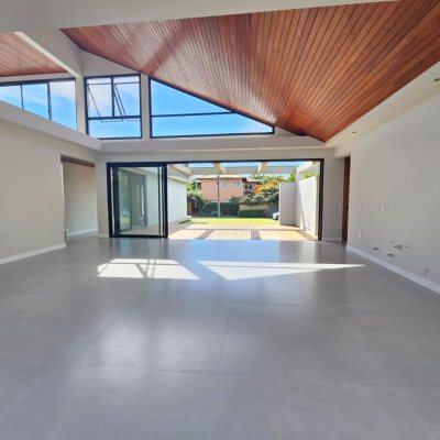 Casa em Condomínio com 365m², 3 quartos (sendo 3 suítes), 2 garagens, no bairro Rio Tavares em Florianópolis