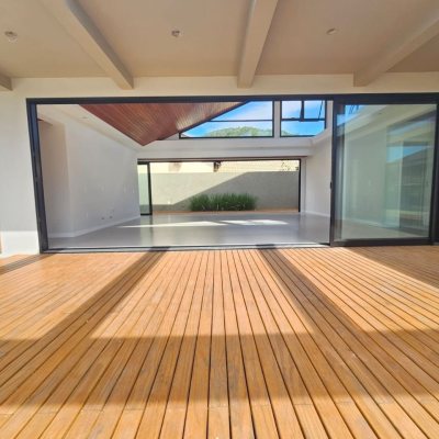 Casa em Condomínio com 365m², 3 quartos (sendo 3 suítes), 2 garagens, no bairro Rio Tavares em Florianópolis