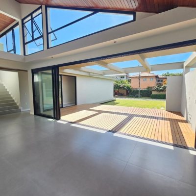 Casa em Condomínio com 365m², 3 quartos (sendo 3 suítes), 2 garagens, no bairro Rio Tavares em Florianópolis
