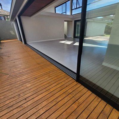 Casa em Condomínio com 365m², 3 quartos (sendo 3 suítes), 2 garagens, no bairro Rio Tavares em Florianópolis