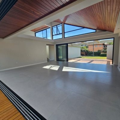 Casa em Condomínio com 365m², 3 quartos (sendo 3 suítes), 2 garagens, no bairro Rio Tavares em Florianópolis