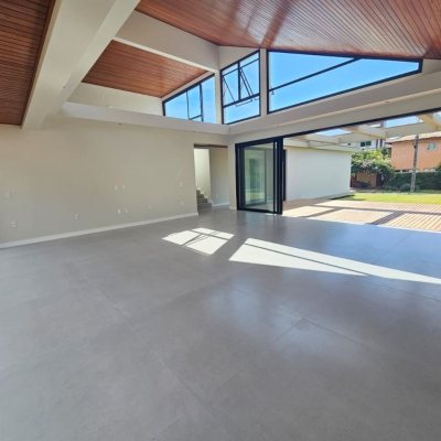 Casa em Condomínio com 365m², 3 quartos (sendo 3 suítes), 2 garagens, no bairro Rio Tavares em Florianópolis