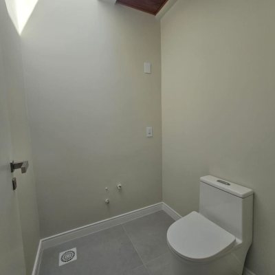 Casa em Condomínio com 365m², 3 quartos (sendo 3 suítes), 2 garagens, no bairro Rio Tavares em Florianópolis
