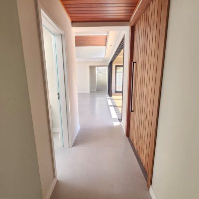 Casa em Condomínio com 365m², 3 quartos (sendo 3 suítes), 2 garagens, no bairro Rio Tavares em Florianópolis