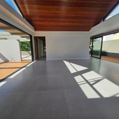 Casa em Condomínio com 365m², 3 quartos (sendo 3 suítes), 2 garagens, no bairro Rio Tavares em Florianópolis