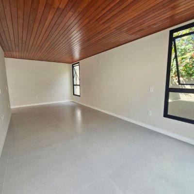 Casa em Condomínio com 365m², 3 quartos (sendo 3 suítes), 2 garagens, no bairro Rio Tavares em Florianópolis