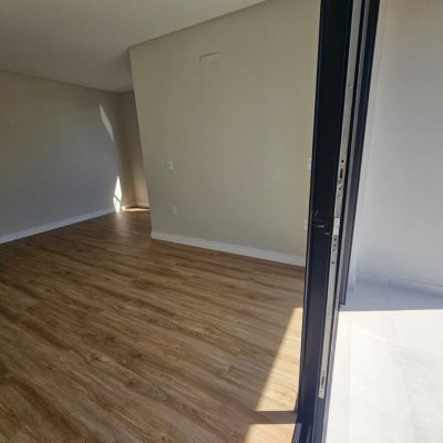 Casa em Condomínio com 365m², 3 quartos (sendo 3 suítes), 2 garagens, no bairro Rio Tavares em Florianópolis
