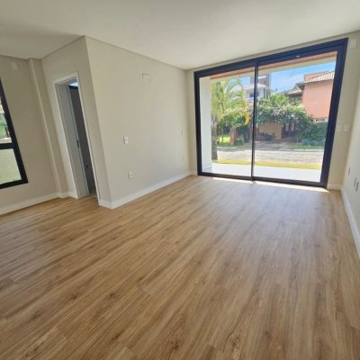 Casa em Condomínio com 365m², 3 quartos (sendo 3 suítes), 2 garagens, no bairro Rio Tavares em Florianópolis