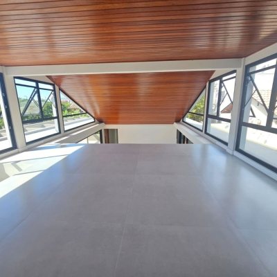 Casa em Condomínio com 365m², 3 quartos (sendo 3 suítes), 2 garagens, no bairro Rio Tavares em Florianópolis