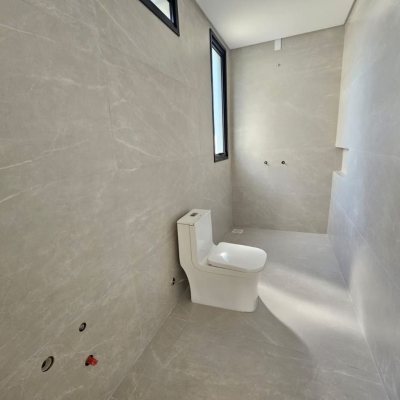 Casa em Condomínio com 365m², 3 quartos (sendo 3 suítes), 2 garagens, no bairro Rio Tavares em Florianópolis