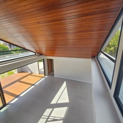 Casa em Condomínio com 365m², 3 quartos (sendo 3 suítes), 2 garagens, no bairro Rio Tavares em Florianópolis