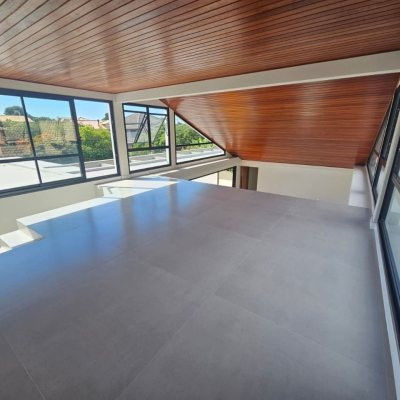 Casa em Condomínio com 365m², 3 quartos (sendo 3 suítes), 2 garagens, no bairro Rio Tavares em Florianópolis
