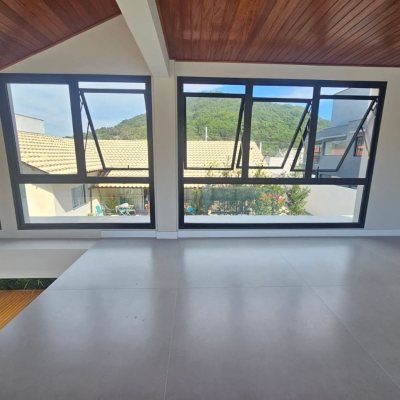 Casa em Condomínio com 365m², 3 quartos (sendo 3 suítes), 2 garagens, no bairro Rio Tavares em Florianópolis