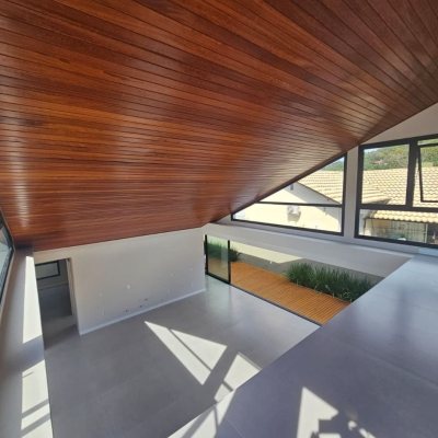Casa em Condomínio com 365m², 3 quartos (sendo 3 suítes), 2 garagens, no bairro Rio Tavares em Florianópolis