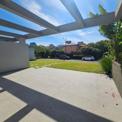Casa em Condomínio com 365m², 3 quartos (sendo 3 suítes), 2 garagens, no bairro Rio Tavares em Florianópolis