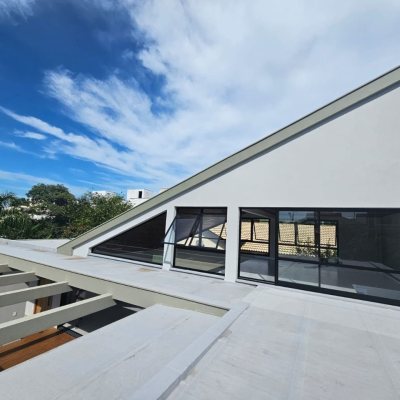 Casa em Condomínio com 365m², 3 quartos (sendo 3 suítes), 2 garagens, no bairro Rio Tavares em Florianópolis
