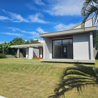 Casa em Condomínio com 365m², 3 quartos (sendo 3 suítes), 2 garagens, no bairro Rio Tavares em Florianópolis