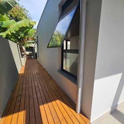 Casa em Condomínio com 365m², 3 quartos (sendo 3 suítes), 2 garagens, no bairro Rio Tavares em Florianópolis