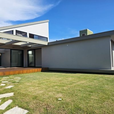 Casa em Condomínio com 365m², 3 quartos (sendo 3 suítes), 2 garagens, no bairro Rio Tavares em Florianópolis