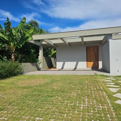 Casa em Condomínio com 365m², 3 quartos (sendo 3 suítes), 2 garagens, no bairro Rio Tavares em Florianópolis