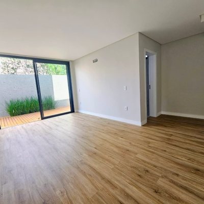 Casa em Condomínio com 365m², 3 quartos (sendo 3 suítes), 2 garagens, no bairro Rio Tavares em Florianópolis