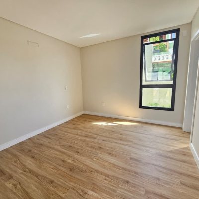 Casa em Condomínio com 365m², 3 quartos (sendo 3 suítes), 2 garagens, no bairro Rio Tavares em Florianópolis