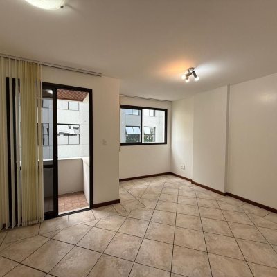 Apartamentos com 77m², 2 quartos (sendo 2 suítes), 1 garagem, no bairro Centro em Florianópolis