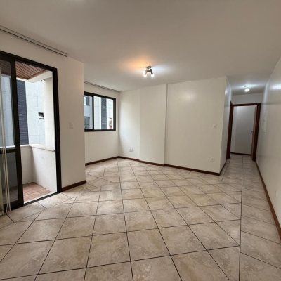 Apartamentos com 77m², 2 quartos (sendo 2 suítes), 1 garagem, no bairro Centro em Florianópolis