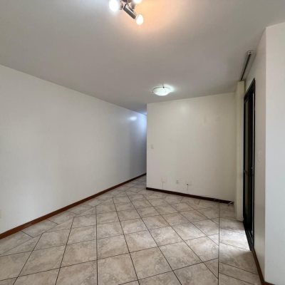 Apartamentos com 77m², 2 quartos (sendo 2 suítes), 1 garagem, no bairro Centro em Florianópolis