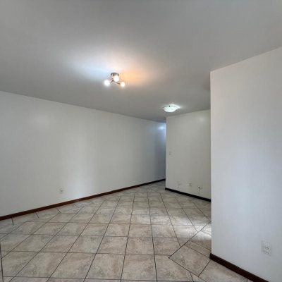 Apartamentos com 77m², 2 quartos (sendo 2 suítes), 1 garagem, no bairro Centro em Florianópolis