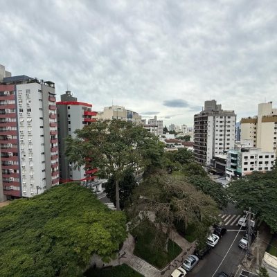 Apartamentos com 77m², 2 quartos (sendo 2 suítes), 1 garagem, no bairro Centro em Florianópolis