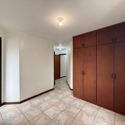 Apartamentos com 77m², 2 quartos (sendo 2 suítes), 1 garagem, no bairro Centro em Florianópolis