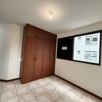 Apartamentos com 77m², 2 quartos (sendo 2 suítes), 1 garagem, no bairro Centro em Florianópolis