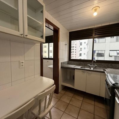 Apartamentos com 77m², 2 quartos (sendo 2 suítes), 1 garagem, no bairro Centro em Florianópolis
