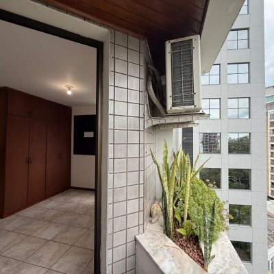 Apartamentos com 77m², 2 quartos (sendo 2 suítes), 1 garagem, no bairro Centro em Florianópolis