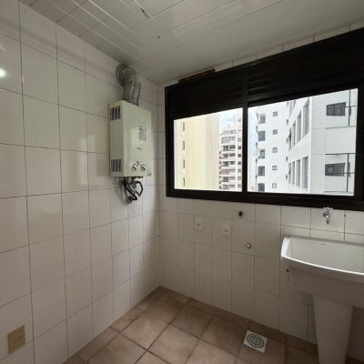 Apartamentos com 77m², 2 quartos (sendo 2 suítes), 1 garagem, no bairro Centro em Florianópolis