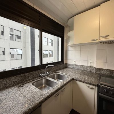 Apartamentos com 77m², 2 quartos (sendo 2 suítes), 1 garagem, no bairro Centro em Florianópolis