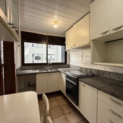 Apartamentos com 77m², 2 quartos (sendo 2 suítes), 1 garagem, no bairro Centro em Florianópolis