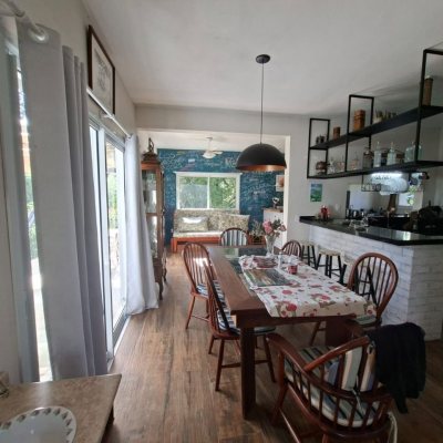 Casa Residencial com 190m², 2 quartos (sendo 2 suítes), 2 garagens, no bairro Ponta Das Canas em Floranópolis