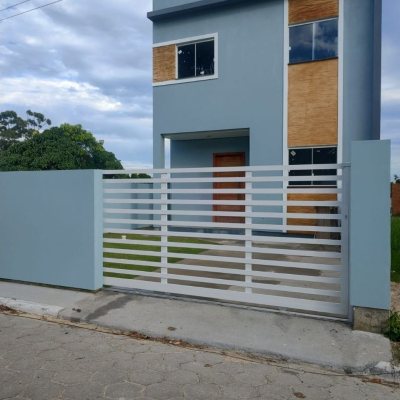 Sobrado Residencial com 108m², 3 quartos (sendo 1 suíte), 2 garagens, no bairro São João Do Rio Vermelho em Florianópolis