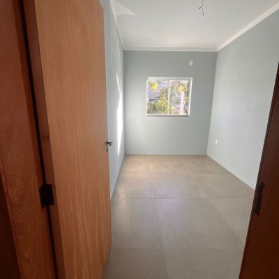 Sobrado Residencial com 108m², 3 quartos (sendo 1 suíte), 2 garagens, no bairro São João Do Rio Vermelho em Florianópolis