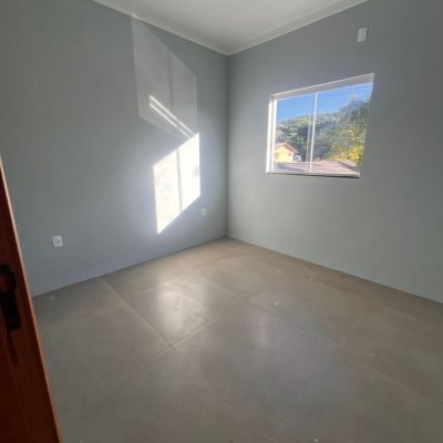 Sobrado Residencial com 108m², 3 quartos (sendo 1 suíte), 2 garagens, no bairro São João Do Rio Vermelho em Florianópolis
